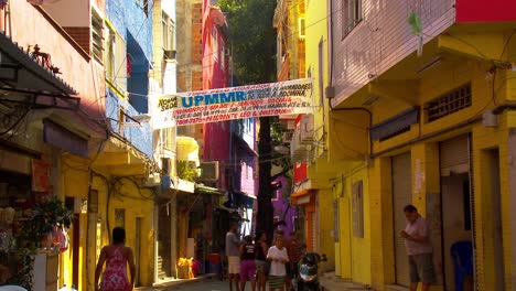 Las-Estrechas-Calles-De-La-Colorida-Favela-Con-Gente-Caminando