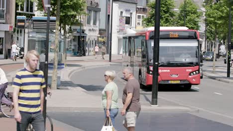 Straßenansicht-Stadt-Tagsüber-Niederlande-Tilburg-Bus-Fahrräder-Fußgänger-Breit