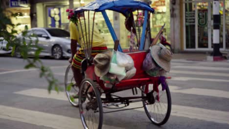 Ein-Buntes-Fahrradtaxi,-Das-In-Den-Verkehr-Einer-Straße-In-Thailand-Einfährt