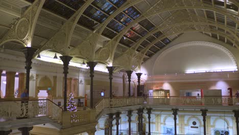 Innendetails-Der-Ausstellungshalle-Des-Nationalmuseums-Von-Irland-–-Archäologie-Im-Viktorianischen-Stil