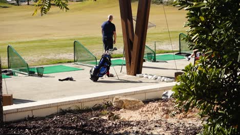 Hombre-Practicando-En-El-Campo-De-Prácticas-Del-Club-De-Golf-Vistabella