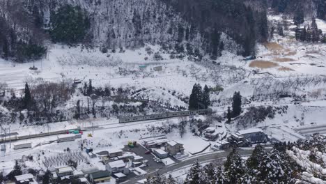 Tren-Que-Viaja-Sobre-El-Paisaje-Rural-Cubierto-De-Nieve-De-Yamagata-Japón