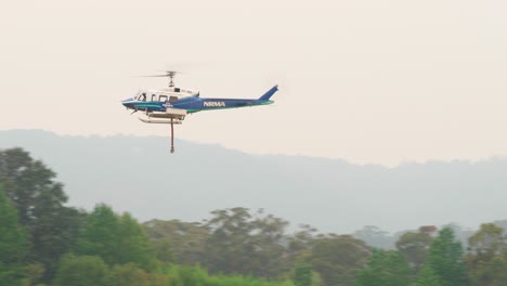 Buschbrände-In-New-South-Wales,-Australien,-29.-Dezember-2019:-NRMA-Hubschrauber-Fliegt,-Um-Wasser-Auf-Australische-Buschbrände-Abzuwerfen