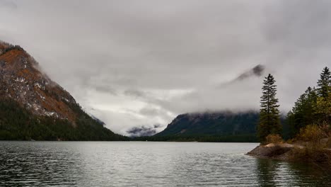 Wirbelnde-Wolken-Geben-Langsam-Den-Blick-Auf-Die-Alpengipfel-Im-Heiterwangersee-Frei,-Einem-See-In-Tirol,-Österreich