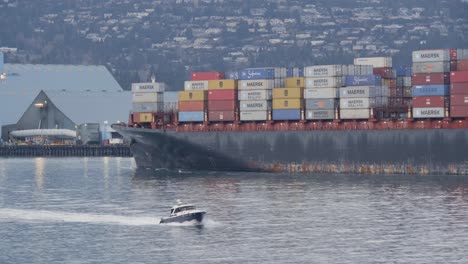 Ein-Schiff-Mit-Containertransportern-Und-Ein-Boot-Fahren-In-Entgegengesetzter-Richtung-Am-Brockton-Point,-Stanley-Park,-Vancouver,-BC---Mittlere-Aufnahme