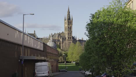 Universität-Von-Glasgow,-Turm,-Straße-Im-Vordergrund