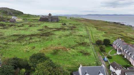 Vista-Aérea-Del-Pueblo-De-La-Isla-De-Iona-Y-El-Edificio-Del-Convento-De-La-Abadía,-Casas,-Monumentos-Y-Paisajes,-Escocia,-Reino-Unido