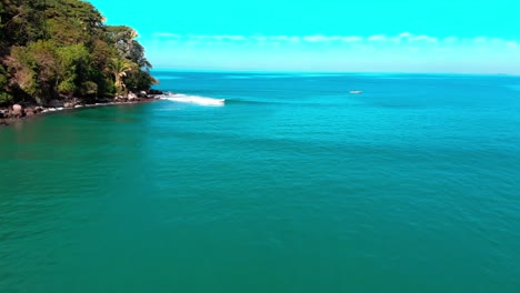 Impresionante-Mar-Cristalino-En-La-Costa-Tropical