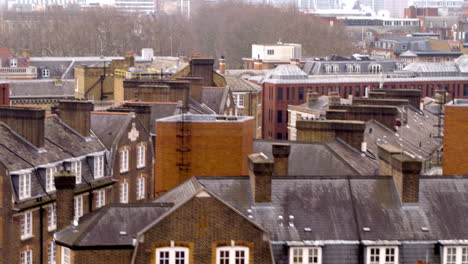 Esta-Toma-Muestra-Una-Vista-Aérea-Panorámica-De-Londres-Con-Contornos-Claros-De-Los-Tejados-De-Las-Casas-Típicas-De-Westminster.