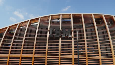 Fachada-De-Edificio-Moderno-Con-Listones-De-Madera-Y-Logotipo-De-IBM.