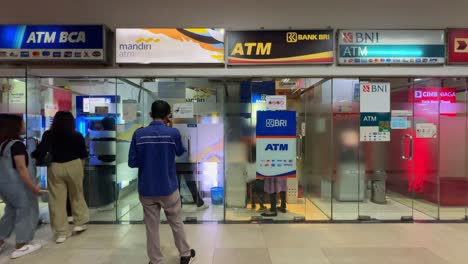 Menschen-Gehen-In-Ein-Geldautomatenzentrum-In-Indonesien-Und-Warten-Dort
