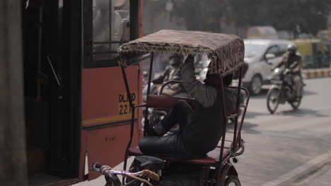 Un-Hombre-Descansando-En-Un-Rikshaw