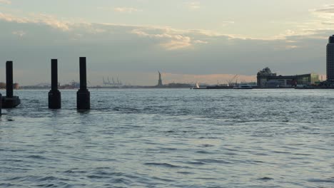 Die-Freiheitsstatue-In-New-York-City-Während-Der-Goldenen-Stunde-Vom-Anderen-Ufer-Des-Hafens-Und-Des-East-River-Aus