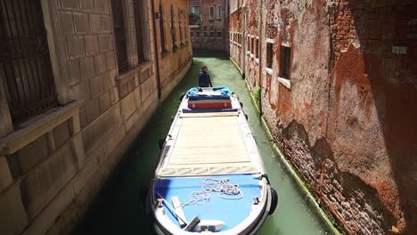 Boot-Navigiert-Durch-Die-Malerischen-Engen-Kanäle-Von-Venedig
