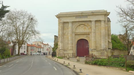 Pan-shot-of-the-Porte-Royale---Royal-Door-in-La-Rochelle,-France
