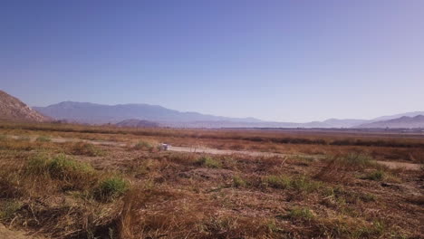 El-Dron-Despega-Del-Camino-Polvoriento-Del-Desierto-Después-De-Entregar-La-Comida-A-Los-Animales-Salvajes.