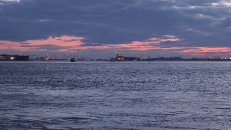 La-Estatua-De-La-Libertad-En-La-Ciudad-De-Nueva-York-Desde-El-Otro-Lado-Del-Puerto-Y-El-Río-Este