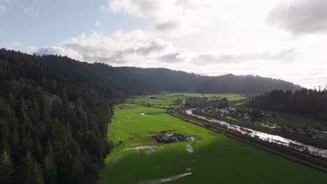 Drohnenaufnahme-Mit-Schwenk-Nach-Rechts-Zeigt-Den-Eingang-Zum-Redwood-Nationalpark