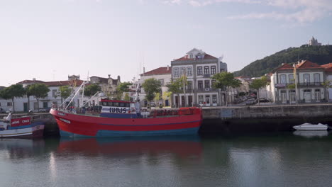 Weitwinkel-Schwenk-In-Viana-Do-Castelo,-Entlang-Des-Flusses-Lima-Mit-Booten-An-Den-Böcken,-Im-Hintergrund-Von-Santa-Luzia-überblickt