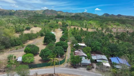 Paisaje-Verde-Y-Montañas-De-Filipinas-Y-árboles-Verdes-Durante-El-Día-Soleado