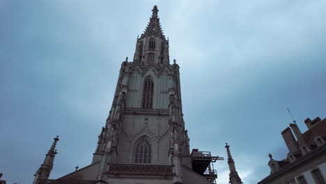 Catedral-De-Berna,-Suiza,-Inclinándose-Hacia-Arriba-En-Un-Día-Nublado