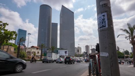 Timelapse-Con-El-Tráfico-En-El-Centro-Azrieli-En-Tel-Aviv