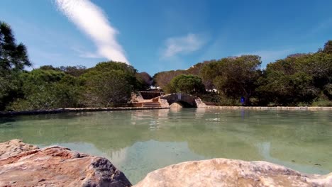 Wasserspiel-Video-Eines-Parks-In-Spanien,-In-Der-Nähe-Von-Torrevieja-In-Valenciana,-Mit-Mehreren-Kleinen-Wasserfällen-Und-Pools