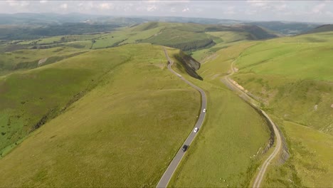 Mirador-De-Cadair-En-Gales-Con-Automóviles-Conduciendo-Un-Video-De-Drones-Inclinándose-Hacia-Abajo