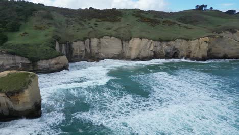 Pájaros-Volando-Sobre-El-Mar-Olas-Que-Bañan-La-Costa