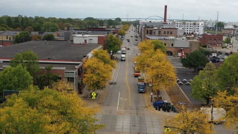 Luftaufnahme-Der-Broadway-Street-In-Green-Bay,-Wisconsin,-Bei-Der-Vorbereitung-Für-Den-Bauernmarkt