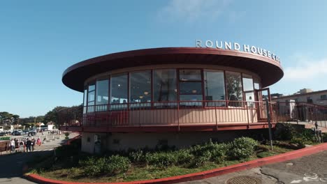 Round-House-Cafe-at-the-Golden-Gate-Bridge-Viewpoint-in-San-Francisco,-California,-USA