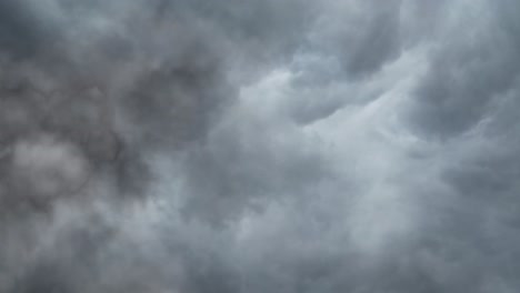 Dunkelblaue-Wolken-Voller-Blitzeinschläge