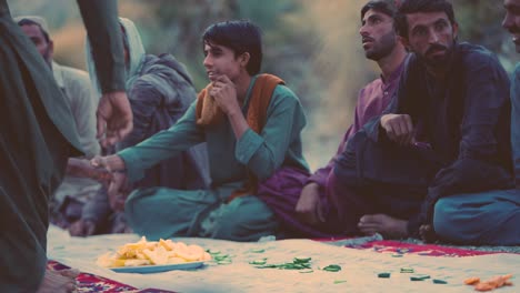 Hombres-Paquistaníes-Esperando-Su-Iftar-En-Baluchistán,-Pakistán