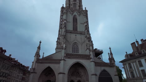 Panorámica-Alrededor-De-La-Catedral-De-Berna,-Suiza,-En-Un-Día-Nublado
