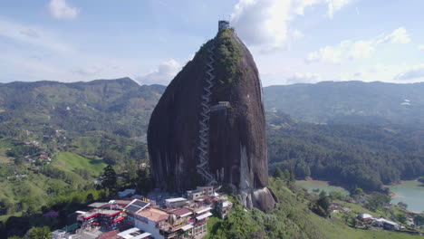 Luftaufnahme-Des-Felsens-El-Penol-über-Dem-See-Guatape-In-Der-Landschaft-Kolumbiens