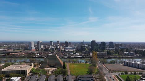 Langsames-Schwenken-Nach-Rechts,-Drohnenaufnahme-Der-Innenstadt-Von-Sacramento,-Kalifornien