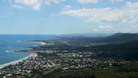 Zeitraffer-Blick-Vom-Berggipfel-Auf-Die-Weite-Stadtlandschaft-Von-Illawarra-An-Der-Südküste-Von-New-South-Wales-An-Einem-Sonnigen-Tag