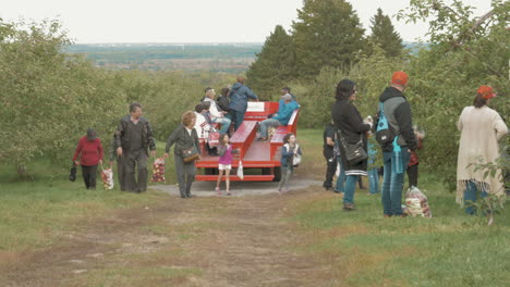 Gente-Bajando-De-Un-Tractor-En-Un-Huerto.