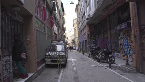 Callejón-Oscuro-Urbano-Lleno-De-Graffiti-En-El-Barrio-De-Psiri-Atenas-Grecia-Todos-Los-Días-Estilo-De-Vida-Urbano,-Zona-Turística