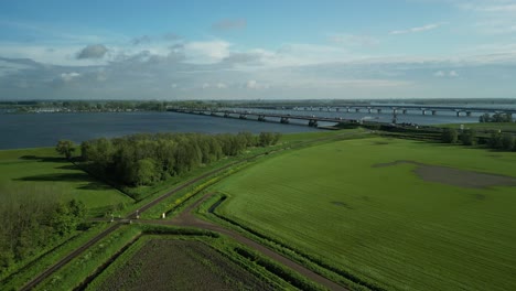 Fliegen-Einer-Drohne-über-Einer-Niederländischen-Polderlandschaft-In-Richtung-Der-Moerdijk-Brücke