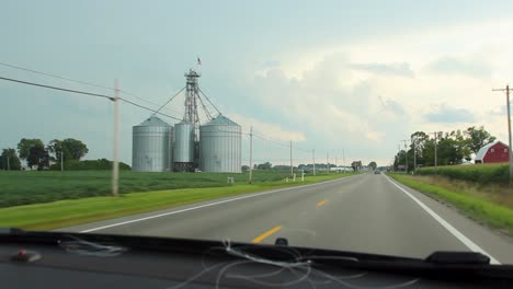 Coche-Conduciendo-Por-Tierras-De-Cultivo-En-Iowa,-Pov