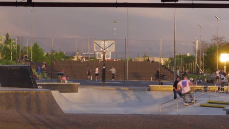 Skatepark-In-Vilnius,-Litauen-Während-Der-Goldenen-Stunde