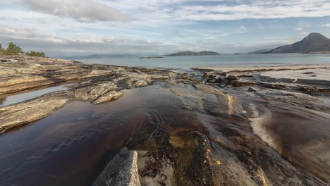 Un-Arroyo-Poco-Profundo-Fluye-A-Través-De-La-Playa-De-Arena-Y-Se-Conecta-Con-El-Mar