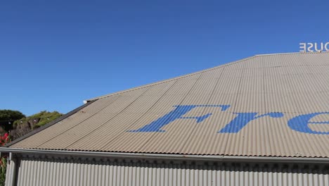 Blue-Fremantle-Sign-writing-on-art-gallery-roof,-Perth,-Australia