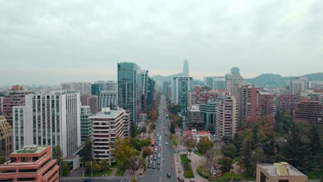 Apoquindo-Avenue-In-Santiago,-Präsentiert-Moderne-Bürogebäude-Und-Geschäftiges-Stadtbild,-Luftaufnahme