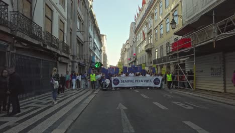 Gente-Marchando-En-Una-Manifestación-Provida-En-Un-Día-Soleado-En-Lisboa,-Gran-Angular