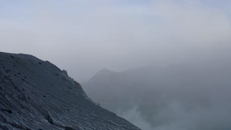 Vista-Aérea-Del-Cráter-Ijen-En-Indonesia