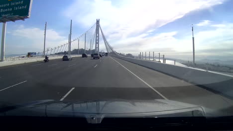 Conduciendo-Por-El-Puente-De-La-Bahía-En-San-Francisco-En-Un-Brillante-Día-De-Verano-Desde-La-Vista-De-La-Cámara-Del-Tablero