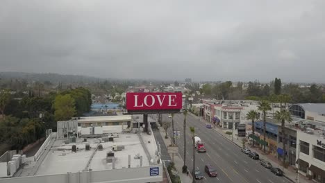 Amor-Cartelera-Arte-Callejero-Aéreo-Zumbido