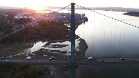 Imágenes-Aéreas-De-4k-Del-Puente-Lions-Gate-Por-La-Mañana-Mirando-Vancouver-Y-Stanley-Park-En-Posición-Cerrada-Con-El-Sol-De-Fondo